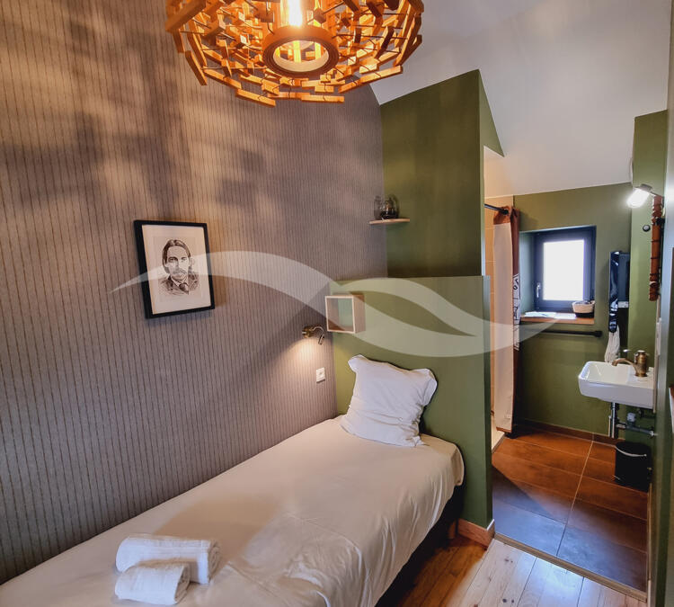 L0496 | HOTEL** - RESTAURANT